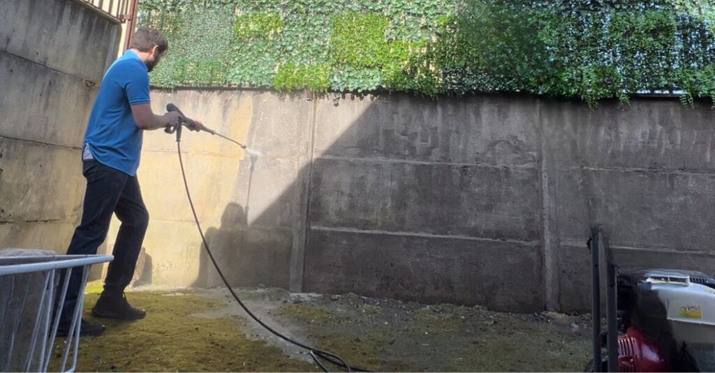 Limpieza-de-musgo1-1024x535 Limpieza de patios: Cómo eliminar algas y musgo